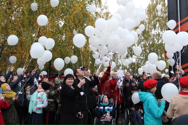 Небо над Пензой заполнилось белыми шарами