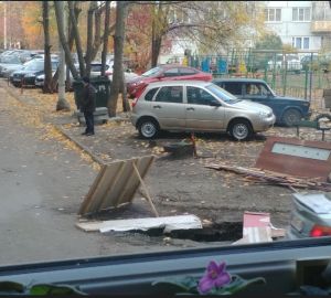 В Пензе мусоровоз провалился в асфальт