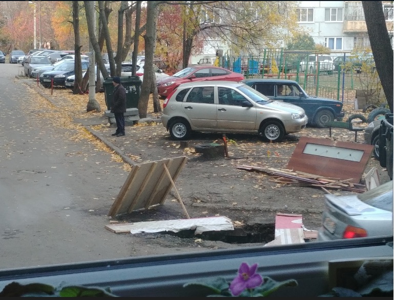 В Пензе мусоровоз провалился в асфальт