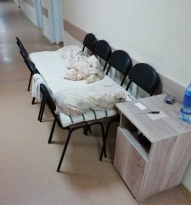 Снимок "койки" из стульев в кузнецкой больнице взорвал интернет