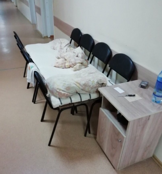 Снимок "койки" из стульев в кузнецкой больнице взорвал интернет