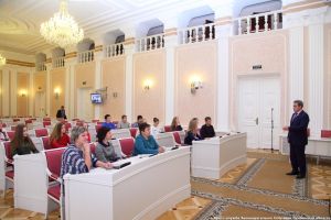 Валерий Лидин познакомил школьников из Нижнего Ломова с историей Дворянского собрания