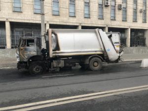 В центре Пензы пол ночи полыхал мусоровоз