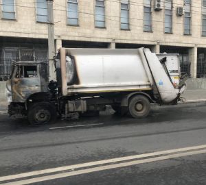 В центре Пензы пол ночи полыхал мусоровоз