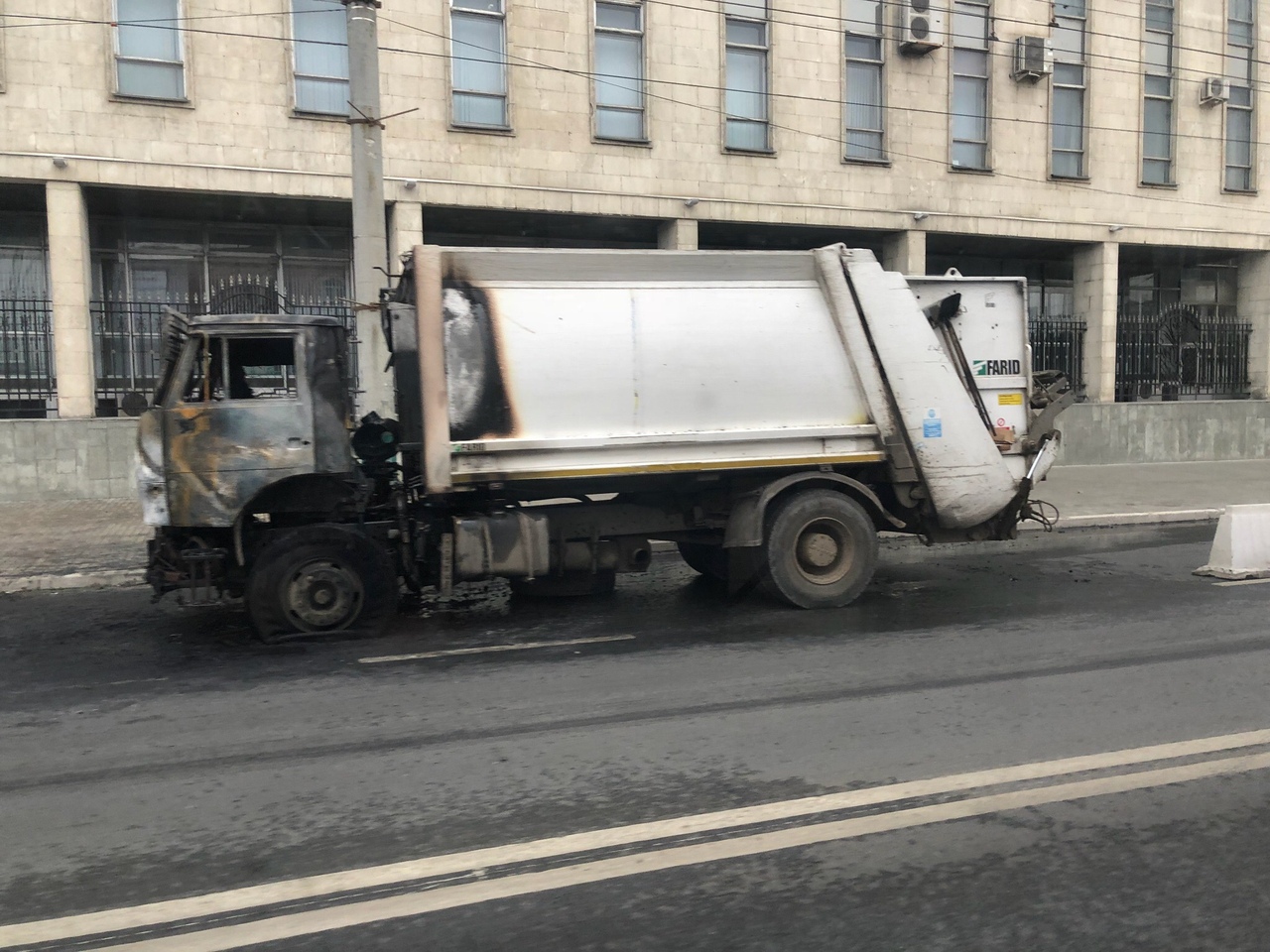 В центре Пензы пол ночи полыхал мусоровоз