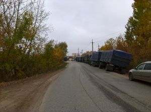 Жители Нижнего Ломова бьют тревогу: из-за припаркованных на трассе фур ситуация близка к катастрофической