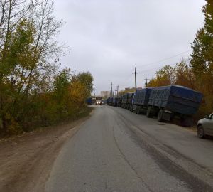 Жители Нижнего Ломова бьют тревогу: из-за припаркованных на трассе фур ситуация близка к катастрофической