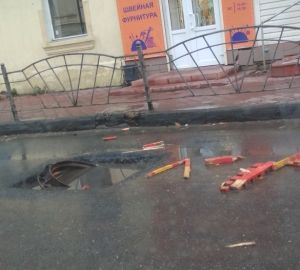 Пензенцы предупреждаю друг друга об огромной яме на ул. Суворова