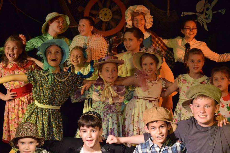 Участники благотворительного спектакля получили пирог от "Каравана добрых дел"