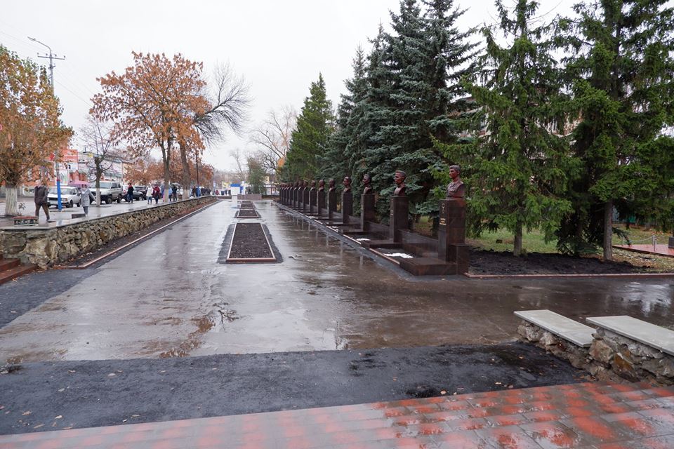 В Сердобске отреставрировали Аллею Героев и доделывают каток