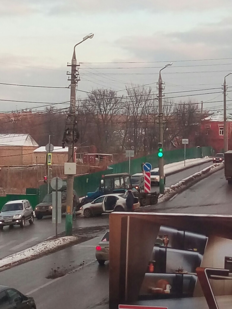 В Пензе легковушка столкнулась с трактором