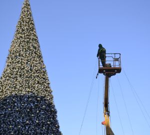 Для монтажа гирлянд на главную елку Пензы пришлось использовать автовышку
