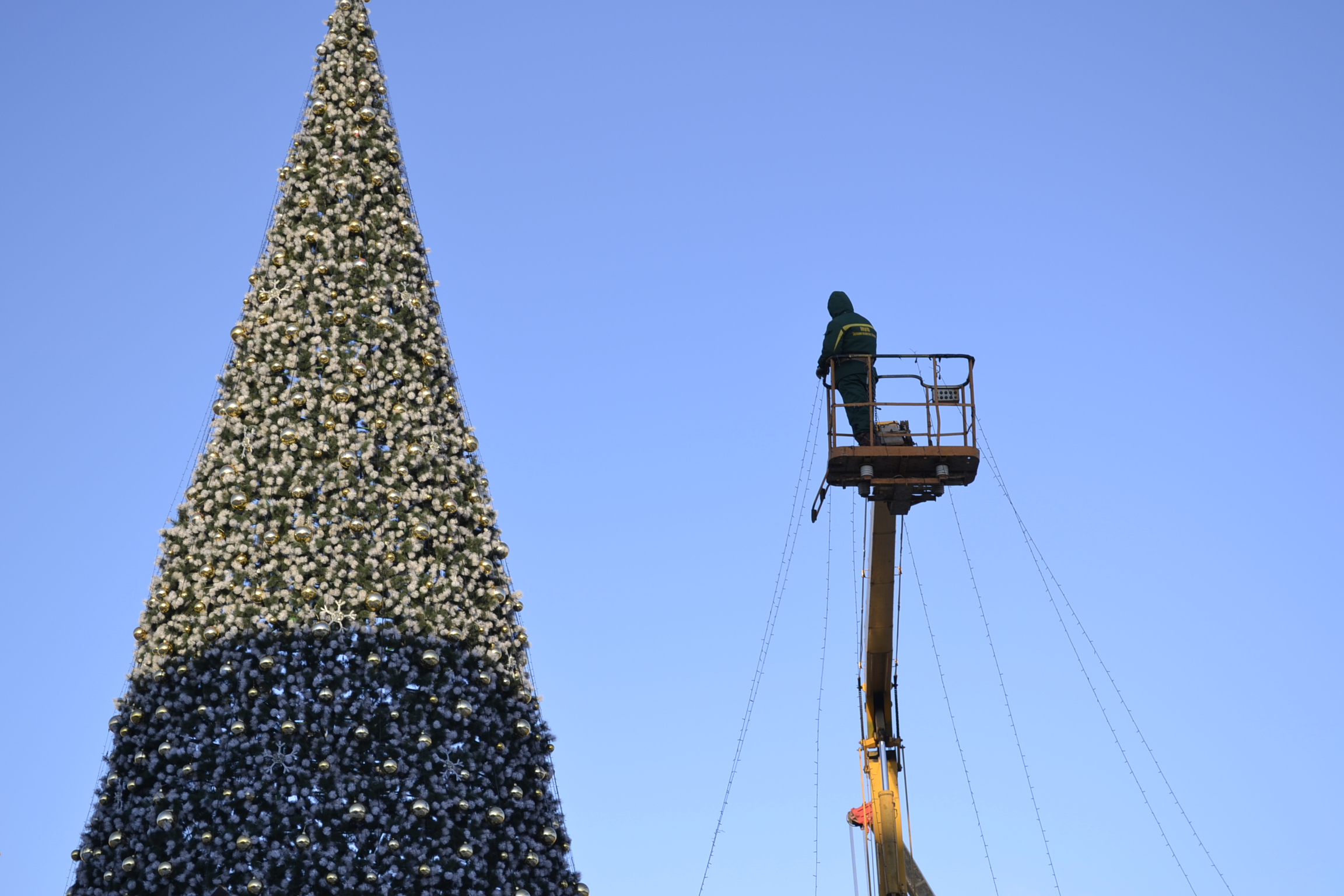 Для монтажа гирлянд на главную елку Пензы пришлось использовать автовышку
