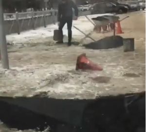 В центре исторической Пензы асфальт кладут в грязный снег