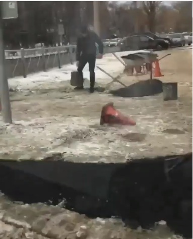 В центре исторической Пензы асфальт кладут в грязный снег