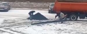 В Пензе на ул. Новоселов асфальт кладут прямо в снег