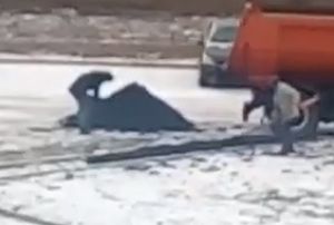 В Пензе на ул. Новоселов асфальт кладут прямо в снег