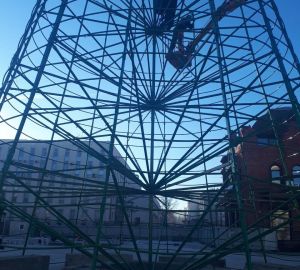 На главной площади Пензы устанавливают новогоднюю елку