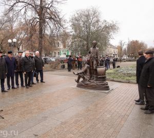 Пенза обретает лицо: губернатор подарил городу скульптуру «Пензяка толстопятого»