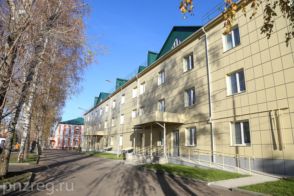 Квартира за работу в Нижнем Ломове: губернатор вручил ключи новоселам — сотрудникам компании "Дамате"