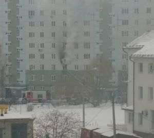 На проспекте Строителей загорелась многоэтажка. Есть пострадавшие