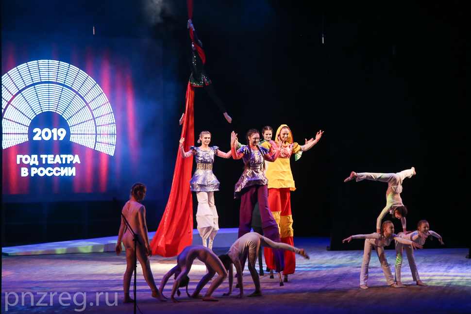 Пензенских театралов поздравил Мединский и Калягин