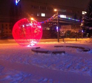 Докатились: 6,5-метровый шар-инсталляция катается по площади у дома Молодежи