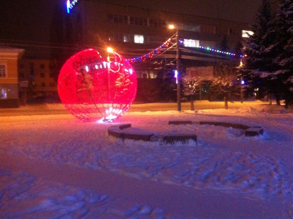 Докатились: 6,5-метровый шар-инсталляция катается по площади у дома Молодежи
