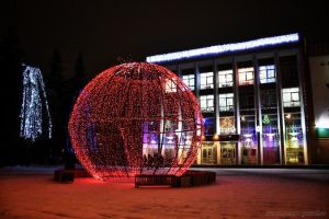 Гигантомания в Пензе: у 25-метровой елки появился 6,5-метровый шар!