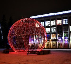 Гигантомания в Пензе: у 25-метровой елки появился 6,5-метровый шар!