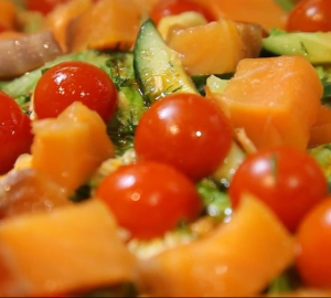 Альпийский калач и салат с нежнейшей семгой: "Караван" предлагает идеи для пятничного ужина