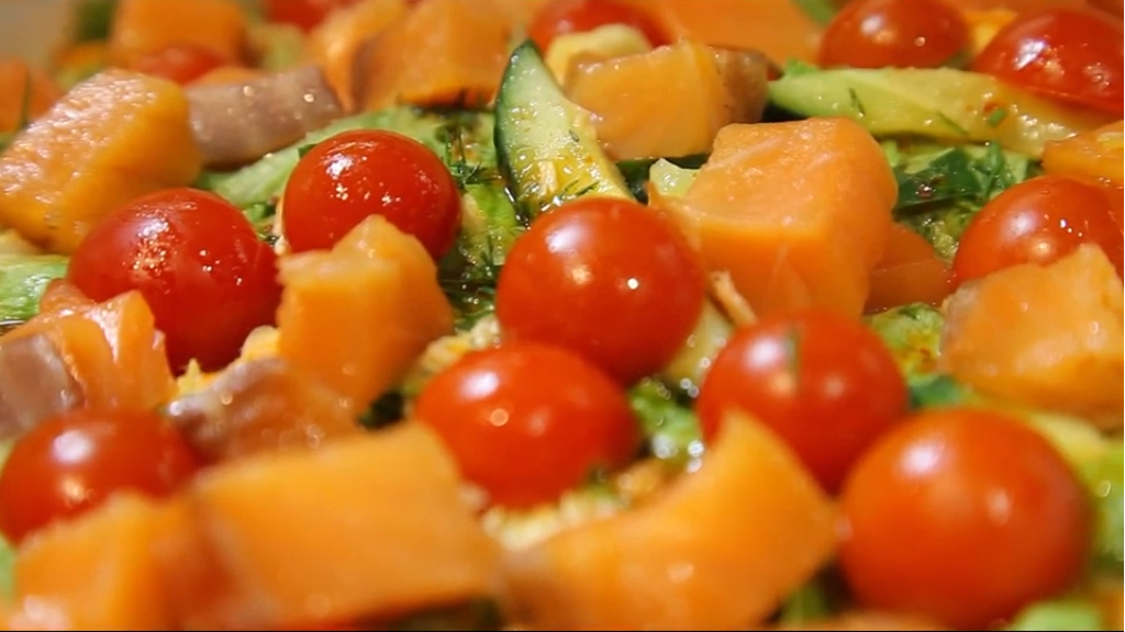 Альпийский калач и салат с нежнейшей семгой: "Караван" предлагает идеи для пятничного ужина