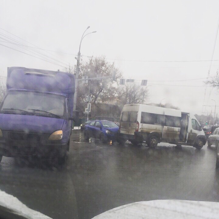 Очередная авария с участием маршрутки: два пассажира пострадали