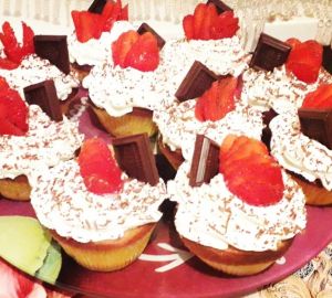 Готовим нежнейшие капкейки со взбитыми сливками и клубникой