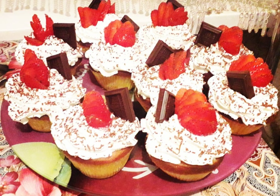 Готовим нежнейшие капкейки со взбитыми сливками и клубникой