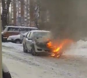 Во дворе жилого дома на Пролетарской долго полыхало "Яндекс Такси". Видео