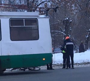 В Пензе троллейбус сбил велосипедиста