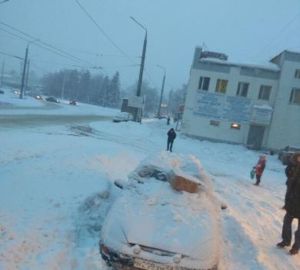 В Пензе сошедший с крыши снег изуродовал 3 автомобиля