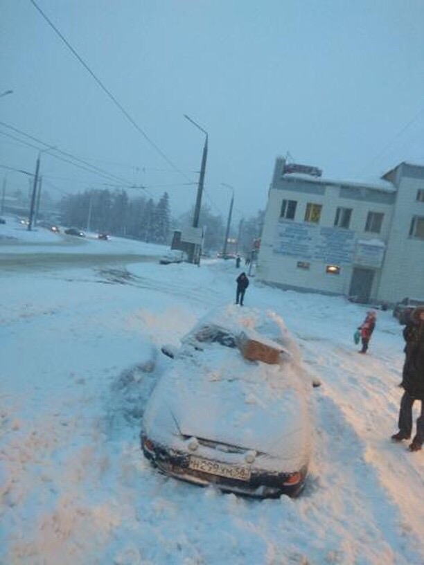 В Пензе сошедший с крыши снег изуродовал 3 автомобиля