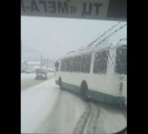 В Пензе троллейбус с пассажирами носило по скользкой дороге. Видео