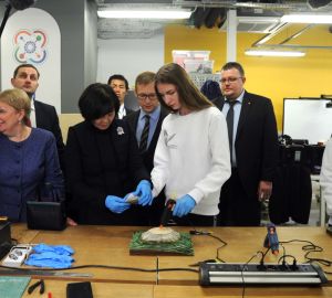 Дети из Пензы предложили супруге премьер-министра Японии собрать модель вулкана