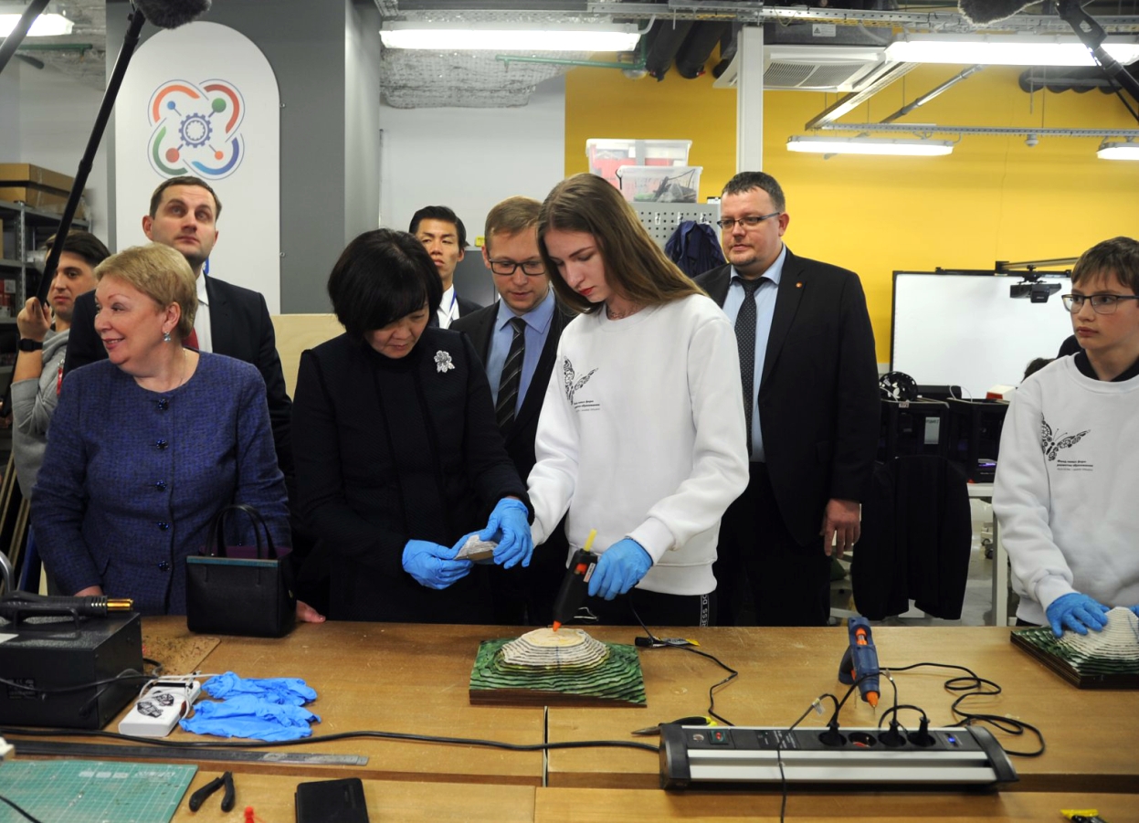 Дети из Пензы предложили супруге премьер-министра Японии собрать модель вулкана