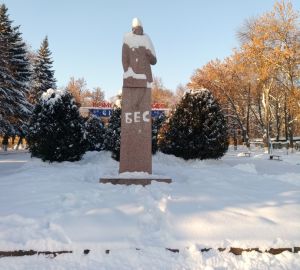 Памятник Ленину у Комсомольского парка подвергся нападкам вандалов