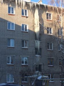 Борьба с сосульками: мэрия рекомендовала пензенцам не подходить близко к стенам зданий