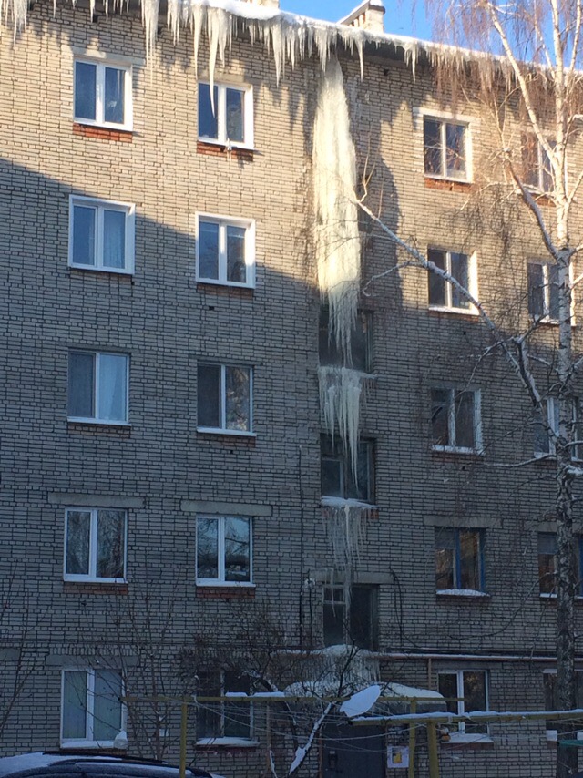 Гигантские сосульки угрожают жизни пензенцев