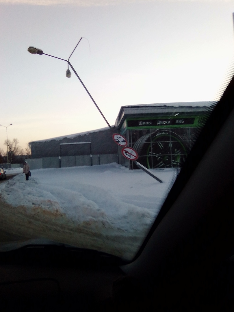 Жители Арбеково опасаются, что им на голову упадет фонарный столб