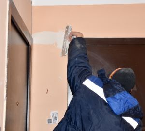 Разрушающиеся дома в Заре начали ремонтировать