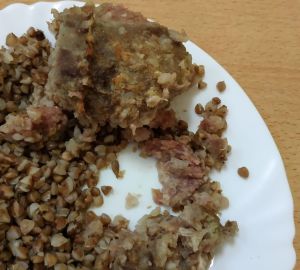 Сырые котлеты и недоваренная гречка: директор школы №66 подтвердила вину поваров