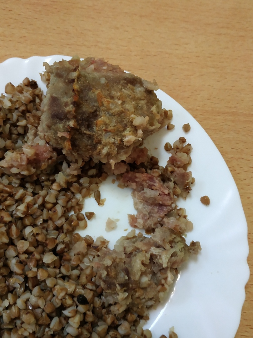 Сырые котлеты и недоваренная гречка: директор школы №66 подтвердила вину поваров