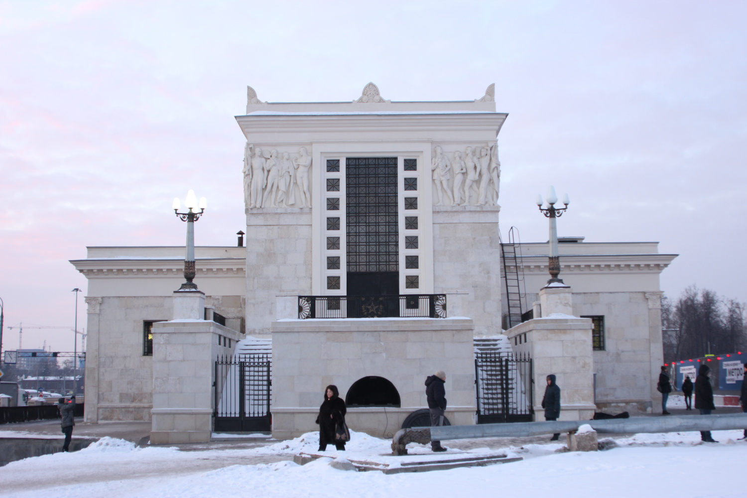 Плафоны никольских мастеров украсили московскую станцию метро